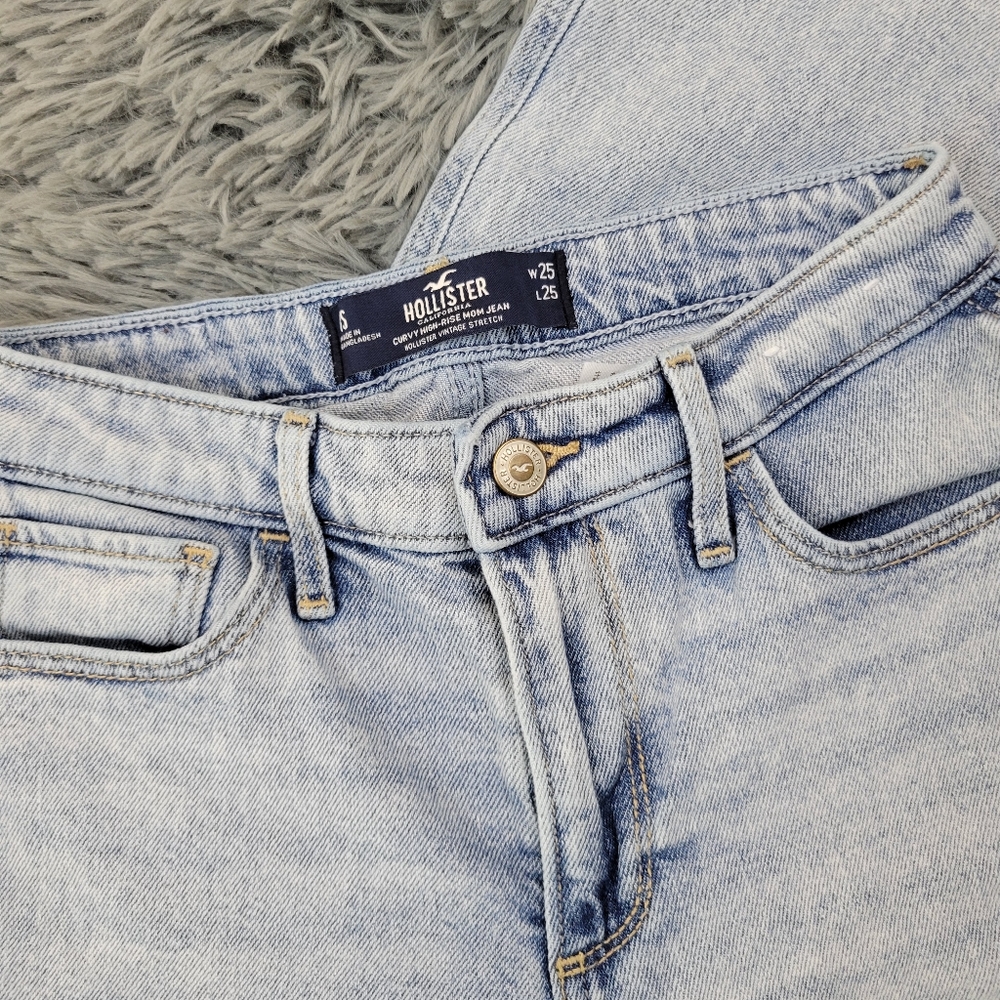 Lightwash Hollister Curvy High-Rise Mom Jean - Picture 7 of 7